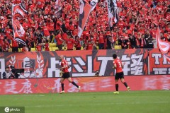 足球赛事中女经理果断化解球迷冲突，成为“最佳后卫